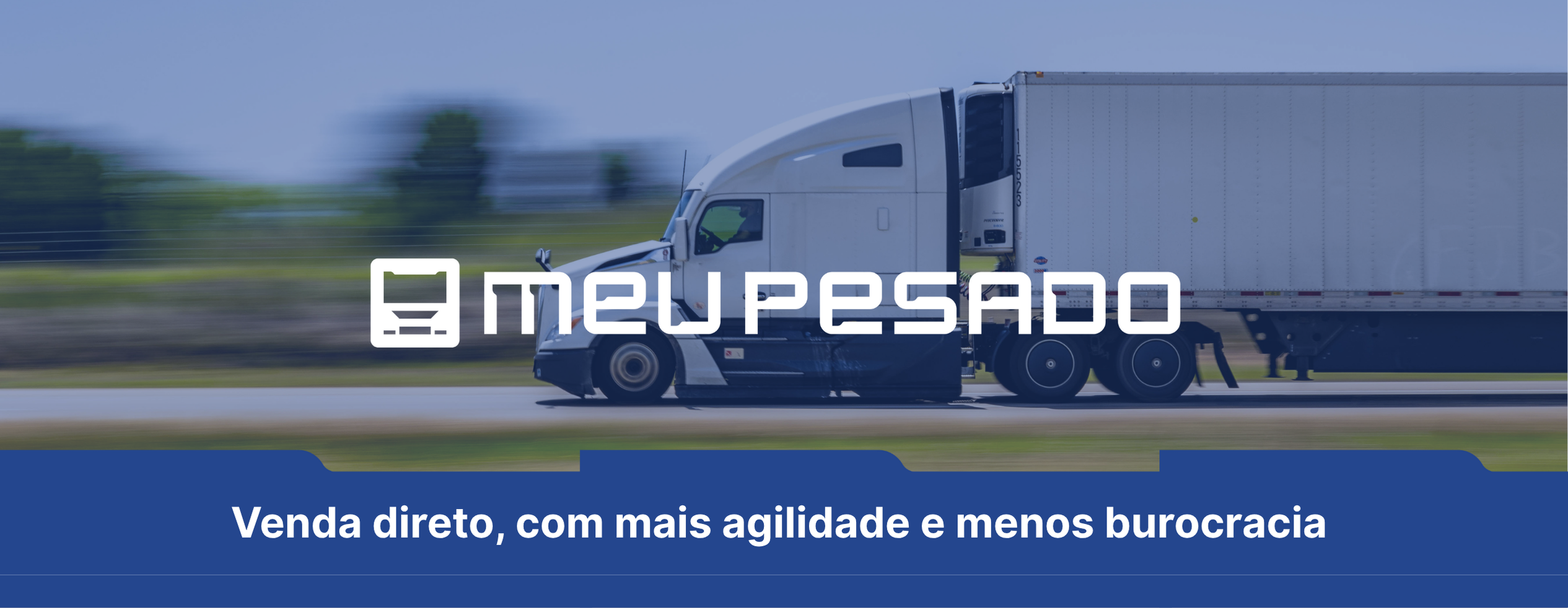 Caminhão branco em movimento rápido em rodovia com fundo desfocado.